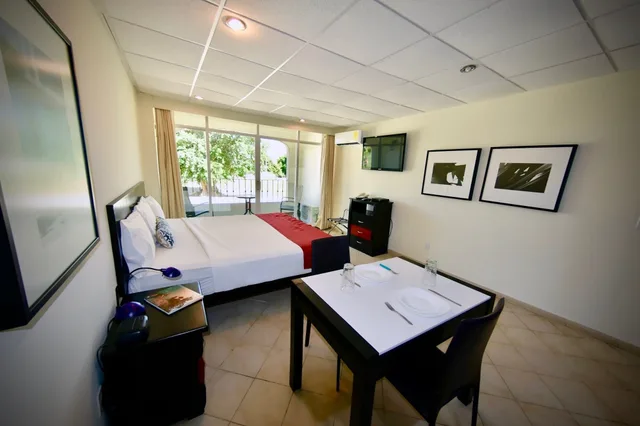 Junior Suite, King Bed, Santa Maria Hotel And Suites 2/3