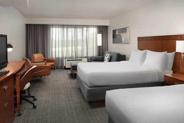 غرفة بسرير كوين مع أريكة، Courtyard by Marriott Jacksonville Flagler Center 2/4