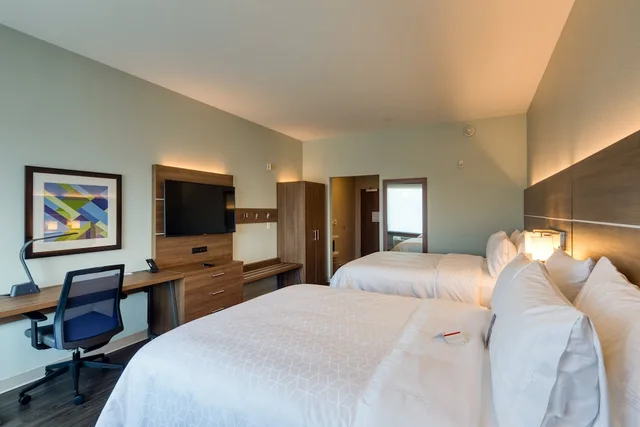 غرفة قياسية بسريرين كوين لذوي الإعاقة، Holiday Inn Express & Suites Charlotte - South End 1/3
