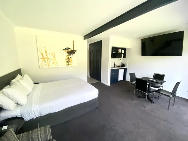 غرفة عائلية بسرير كوين وسريرين منفصلين مع أريكة، WILLIAM MACINTOSH MOTOR LODGE 1/3