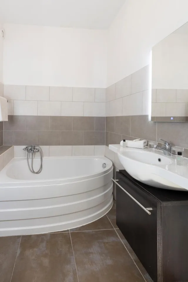 غرفة بسرير مزدوج أو سريرين منفصلين بشرفة، Originals, Hotel Galaxie, Nice Aeroport, CAP 3000 8/8
