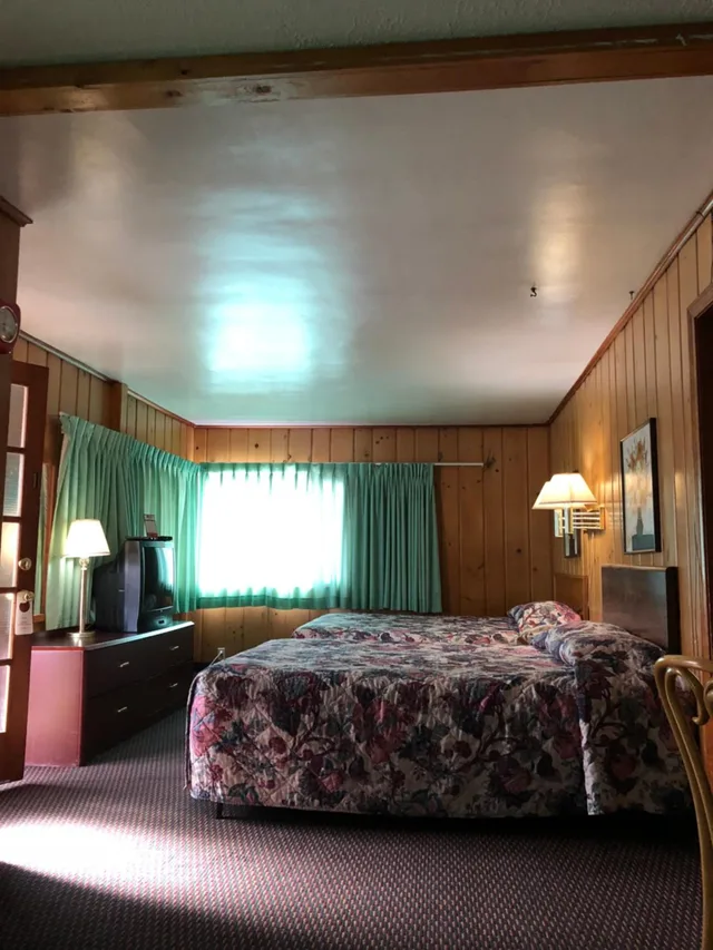 غرفة ثلاثية بإطلالة على البحيرة، Sun 'n Snow Motel 1/10