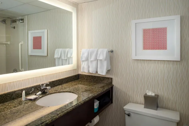 Guest Room, Standard, 2 Double Beds, Marriott St. Louis Airport 9/10