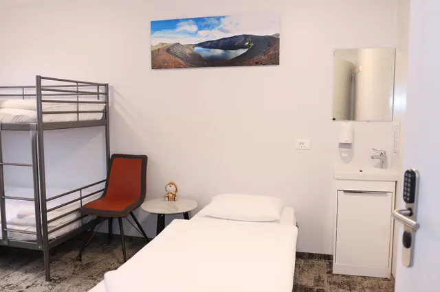 Room, Quintuple, Twin Beds, 2 Bunk Beds, Shared Bathroom، Höfn Hi Hostel 1/1