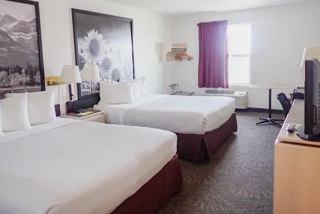 Drive Up, Deluxe, 2 Queen Beds, Pet Friendly, Ground Floor، Days Inn by Wyndham Taber 1/5