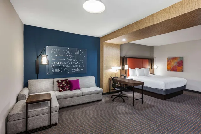 Deluxe, King Bed, Sofa, La Quinta Inn & Suites by Wyndham Houston East at Sheldon Rd 2/4