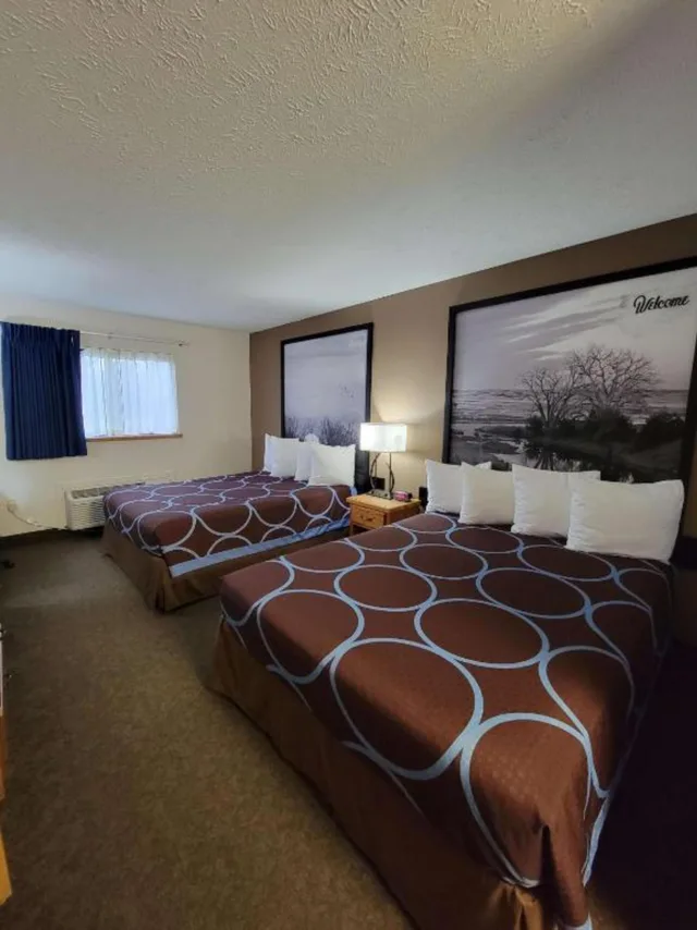 غرفة كبيرة بسريرين كوين مع أريكة بمنطقة جلوس، SureStay Plus by Best Western Grand Island 1/3