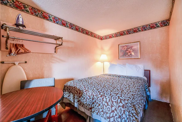 غرفة بسرير كينج وسرير مزدوج للمدخنين، Ozark Junction Inn 4/8