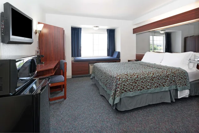 غرفة قياسية بسرير كوين، Days Inn and Suites by Wyndham Greeley 3/5