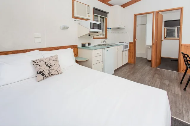 كابينة ديلوكس بسرير مزدوج وسرير بطابقين بغرفة نوم واحدة، Melbourne Big4 Holiday Park 2/10