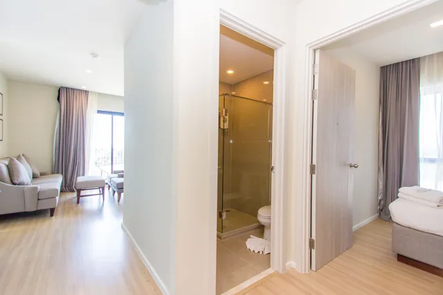 غرفة بسرير كينج وسرير فردي بإطلالة على البحر بغرفتي نوم، DLUX Condominium 10/10