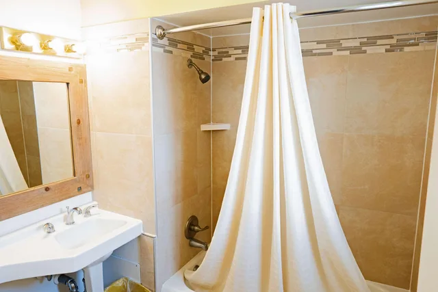 غرفة بسرير كينج وسريرين مزدوجين، Rodeway Inn Albuquerque Downtown on Rt 66 1/1