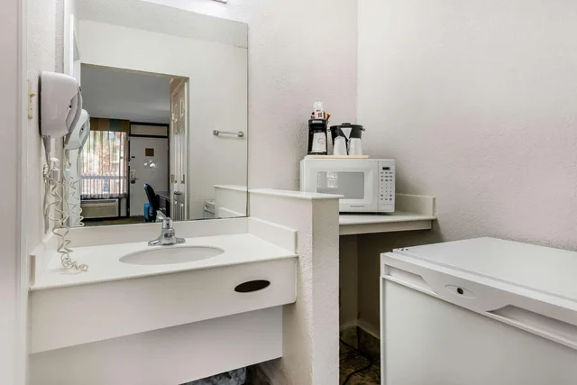Studio, King Bed, Hotel Monreale Inn & Studios I-Drive Icon Park Orlando 6/7