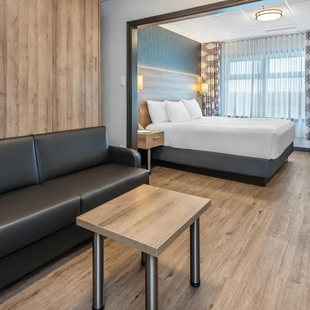 Suite, King Bed, Murphy Bed, Queen Bed، Quality Suites Drummondville 4/9