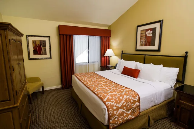 جناح بسرير كينج مع أريكة، Best Western Plus Arroyo Roble Hotel & Creekside Villas 6/10