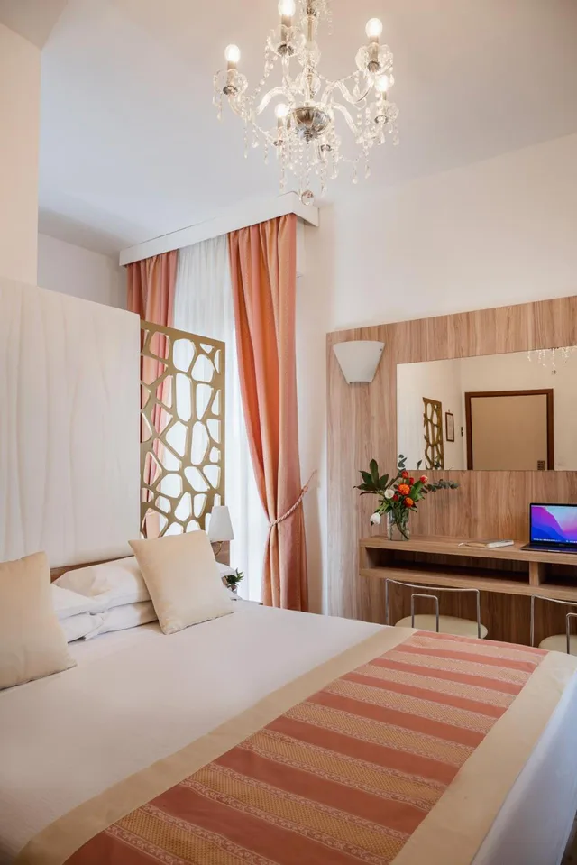 غرفة بسرير كوين بشرفة، Hotel Re Enzo 4/5