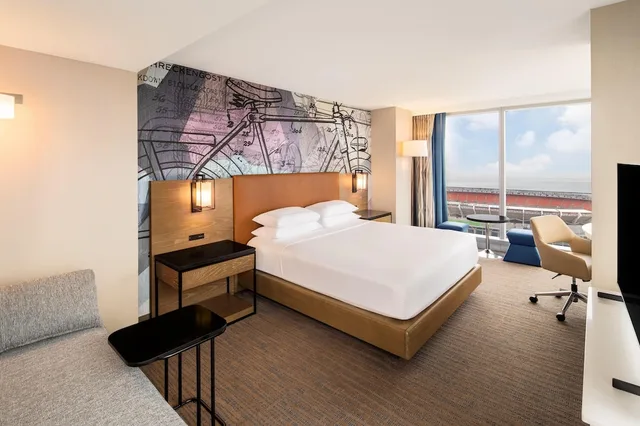 غرفة ركنية بسرير كينج بإطلالة على البحيرة لذوي الإعاقة، Hilton Cleveland Downtown 4/10