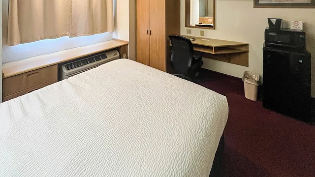 1 Queen Bed - Mob Acc RI Shwr Nsmk Micfridg، Motel6 Brush CO 1/5