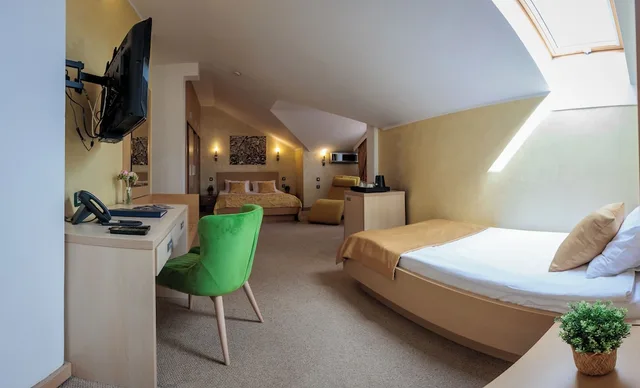 Family, Triple, 1 Queen and 1 Single Bed, Euro Garni 2/5
