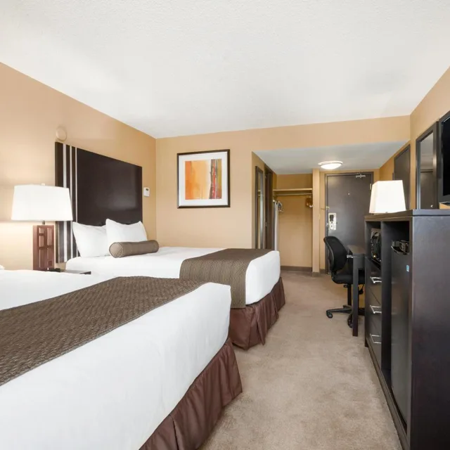 غرفة بسرير كينج وسريرين كوين، Days Inn By Wyndham Calgary Northwest 1/9