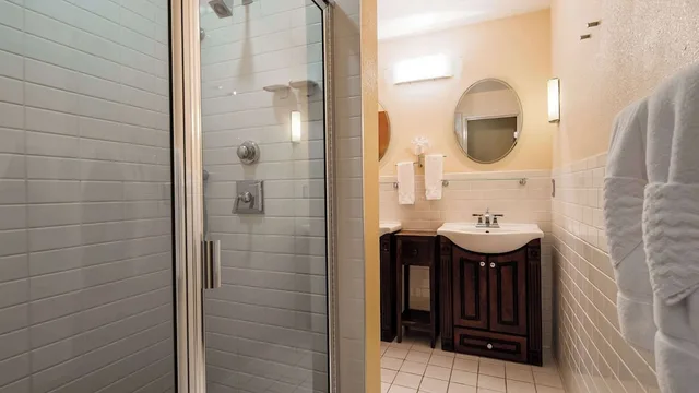 Suite, King Bed, Golf Course View, Living Area, Balcony، Best Western Plus Plaza by the Green 6/6