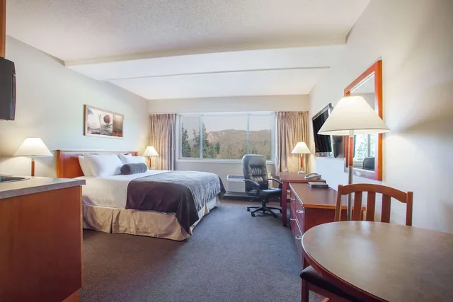Theme, Efficiency, Suite, 3 Bunk Beds, 3 Queen Beds, Pool Side، Super 8 by Wyndham Castlegar BC 2/3