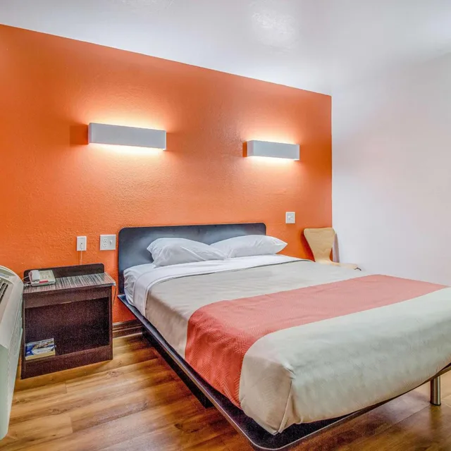 غرفة بسرير كوين للمدخنين، Motel6 Conroe, TX 1/10