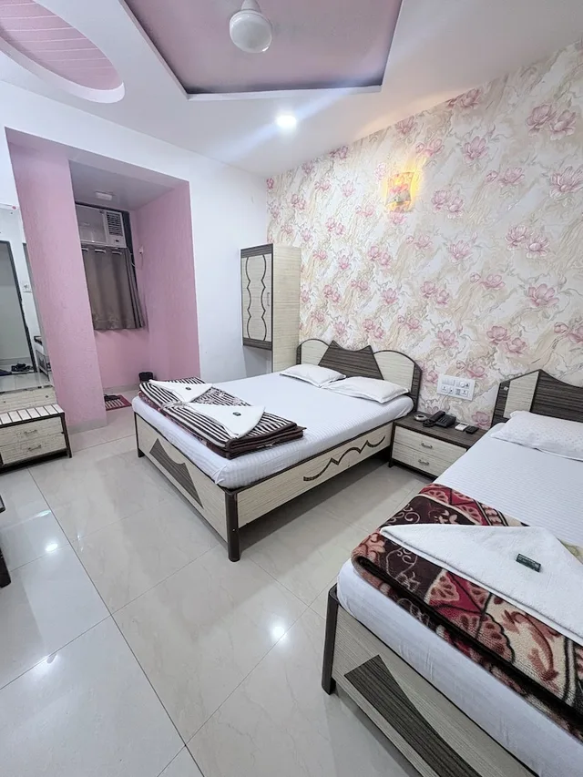غرفة ثلاثية بسرير مزدوج وسرير فردي، Hotel Broadway Colaba Mumbai 6/10