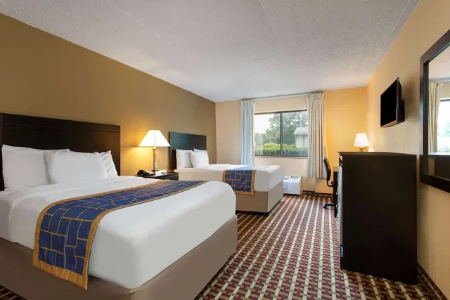 Room, 2 Double Beds, Days Inn by Wyndham Hillsborough 1/2