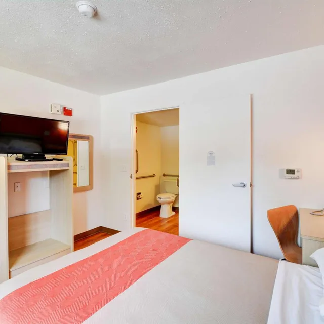 1 Full Bed، Motel6 Southington, CT - Hartford 2/10
