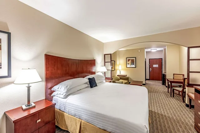 جناح بسرير كينج بحوض جاكوزي لذوي الإعاقة، Red Lion Inn Suites Mineral Wells 1/3