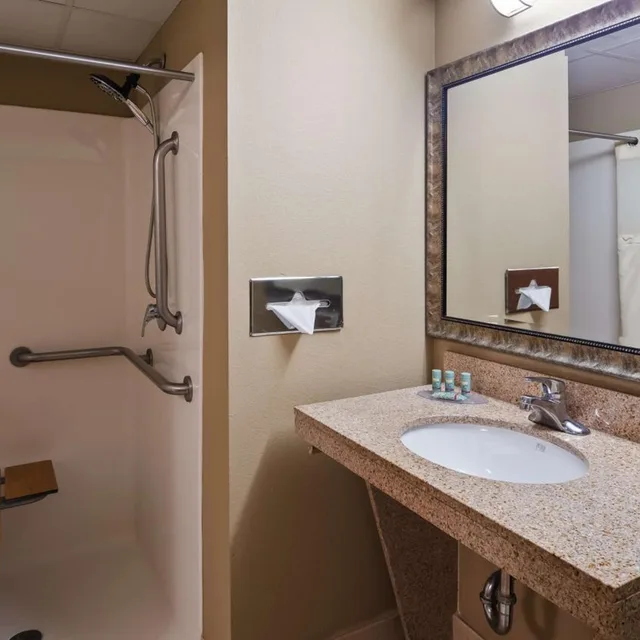 غرفة بسرير كينج بحوض استحمام لذوي الإعاقة، Best Western Crossroads Of The Bluffs 7/8