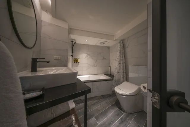 Superior, Twin Beds, 2 King Beds, Watermark Hotel-The Harbour 2/2