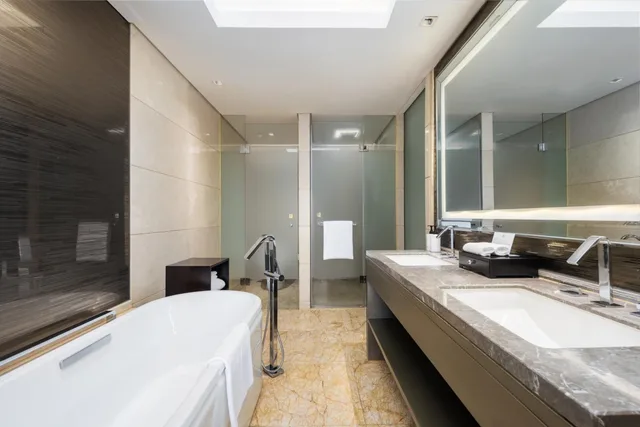 جناح بسرير كينج بغرفتي نوم مع دخول صالة النادي، Intercontinental Jinan City Center Formerly Crowne Plaza Jinan City Center 6/6
