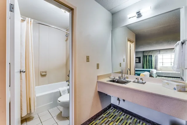 غرفة بسرير كينج لذوي الإعاقة، Wyndham Garden Wichita Downtown 3/4