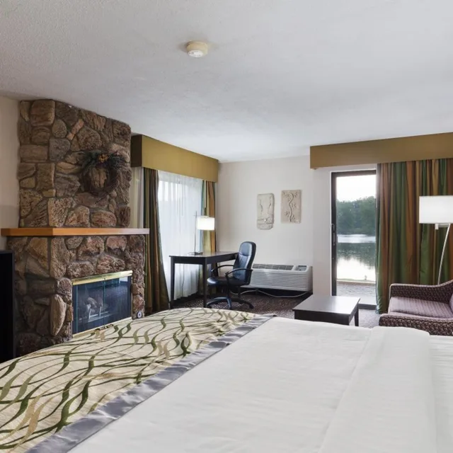 Room, King Bed, Lake Side, Hot Tub، Best Western Indian Oak 5/8