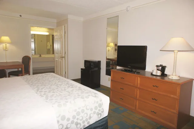 غرفة بسرير كينج، Days Inn by Wyndham San Diego Vista 5/10