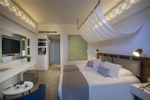 Classic, Double or Twin Bed, Lateral Side Sea View، Lordos Beach Hotel and Spa 2/3