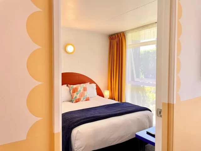 جناح سوبيريور بسرير كوين وسرير فردي بغرفة نوم واحدة مع أريكة بمطبخ، Mt Eden Motel 2/7