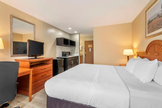 Efficiency, King Bed، Quality Inn At Bangor Mall 2/3