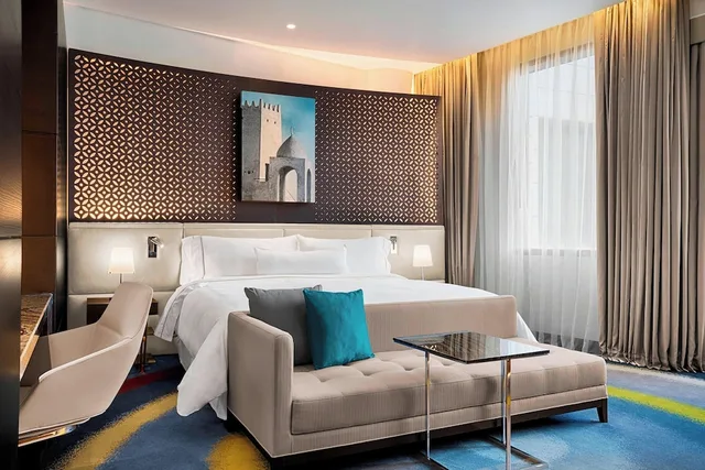 غرفة ديلوكس بسرير كينج بإطلالة على المسبح للمدخنين، The Westin Doha Hotel Spa 7/10
