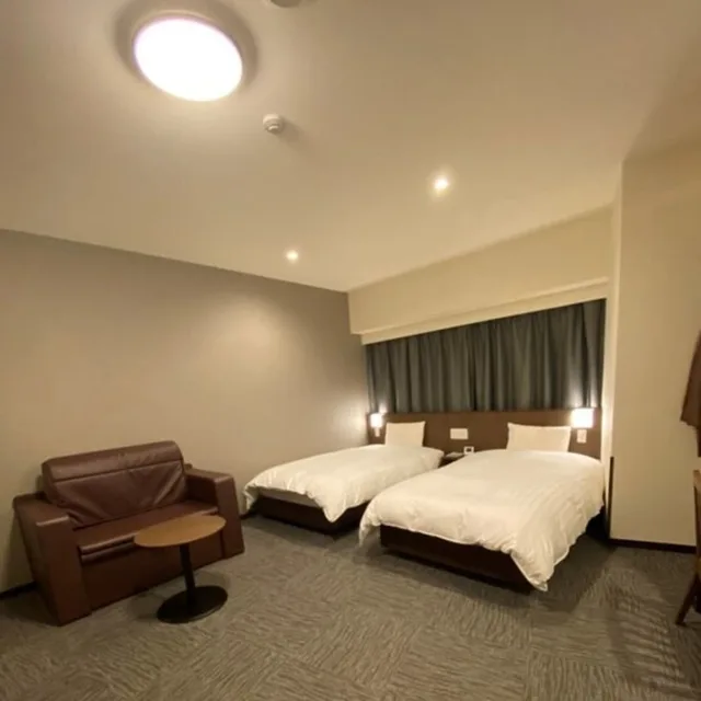 غرفة بسريرين منفصلين مع أريكة، Dormy Inn Oita 2/3