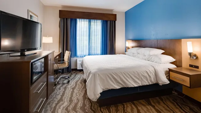 Suite, King Bed, River View, Best Western Plus River Escape Inn & Suites 4/8