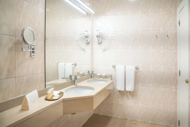 جناح بسرير مزدوج وسريرين منفصلين، Hotel Toural 8/9