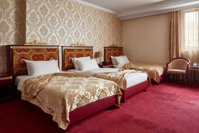 غرفة ثلاثية، Gold Hotel 1/4