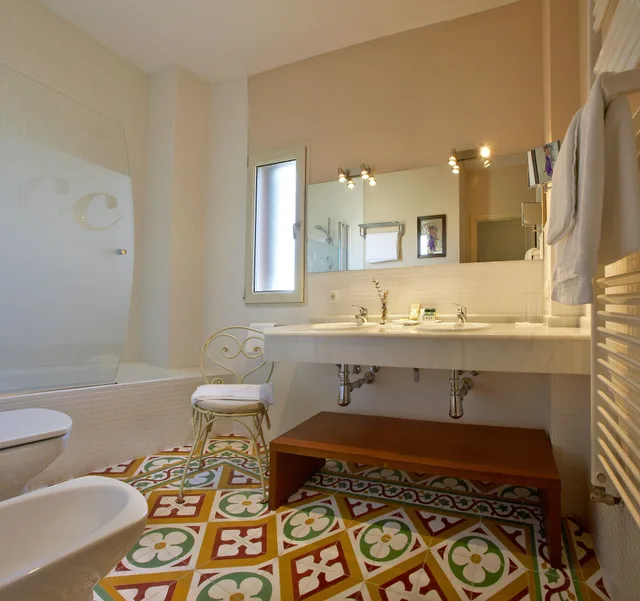 غرفة عائلية بسريرين منفصلين مع أريكة، Rusticae Hotel Santa Coloma Del Camino 3/3