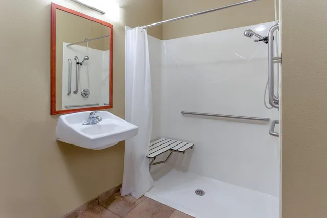 جناح بسريرين مزدوجين لذوي الإعاقة، Candlewood Suites Minot 4/7