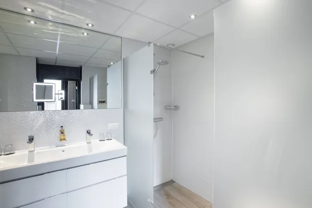 غرفة قياسية رباعية بسرير مزدوج وسريرين منفصلين بحوض استحمام، HAMPSHIRE BOUTIQUE HOTEL SEBASTIANS 4/4
