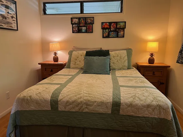 كوخ عائلي بسرير كينج وسرير كوين بإطلالة على الحديقة بغرفتي نوم مع أريكة بمطبخ، Ala Kai Bed Amp Breakfast 1/2