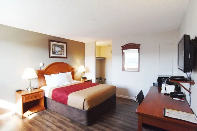 غرفة قياسية بسرير كوين، Econo Lodge Inn & Suites Drumheller 6/10